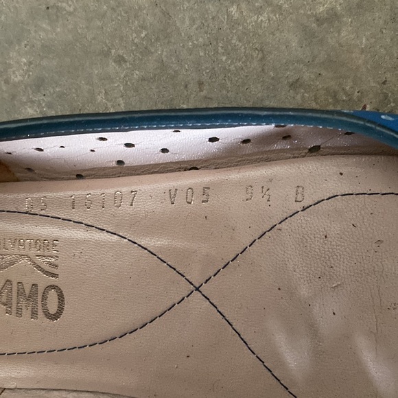 Ferragamo Flat Shoes...some wear on bottoms but otherwise nice as shown in pix. - Picture 2 of 5